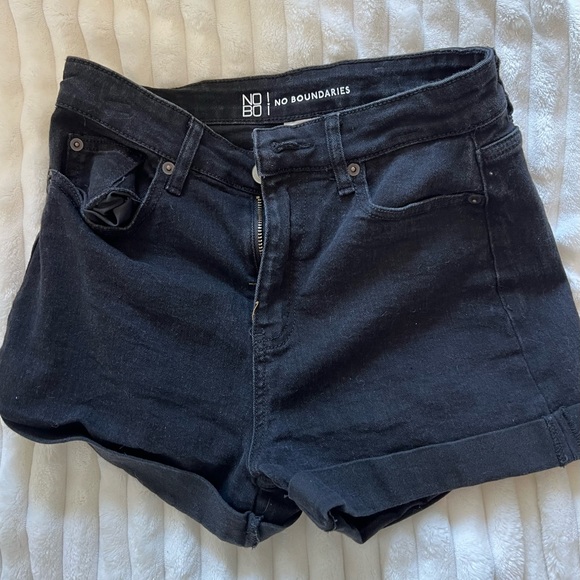 🌱🦢4 FOR $15!🦢🌱 No boundaries black shorts - Picture 1 of 3
